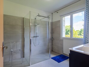 Douche, sèche-cheveux
