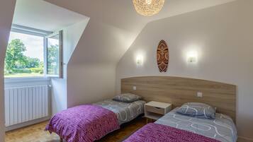 3 slaapkamers, een strijkplank/strijkijzer, gratis wifi, beddengoed