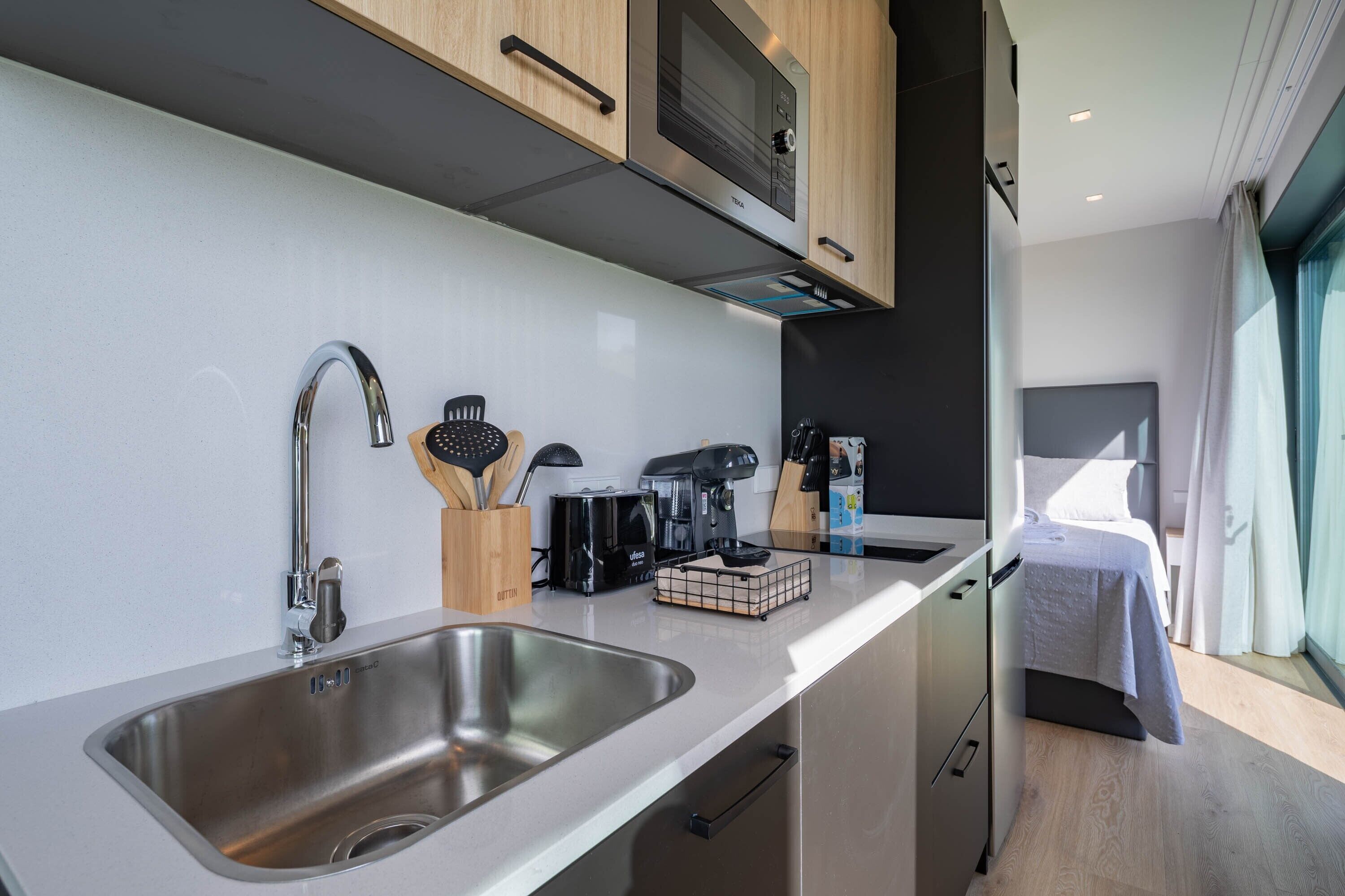 Frigorífico, microondas, placa de cocina y cafetera o tetera