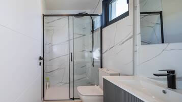 Een douche, handdoeken