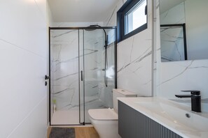 Shower, towels - Apartment 'Bungalow 1' with Sea View, Wi-Fi and Air Conditioning (A Pobra do Caramiñal)