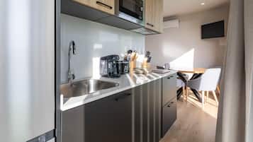 Réfrigérateur, micro-ondes, plaque de cuisson, cafetiÚre/bouilloire