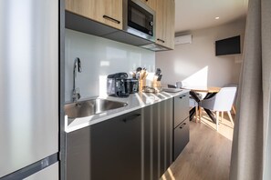 Kühlschrank, Mikrowelle, Herdplatte, Wasserkocher mit Kaffee-/Teezubehör