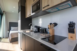 Kühlschrank, Mikrowelle, Herdplatte, Wasserkocher mit Kaffee-/Teezubehör