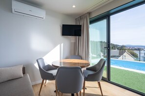 Dining - Apartment 'Bungalow 1' with Sea View, Wi-Fi and Air Conditioning (A Pobra do Caramiñal)