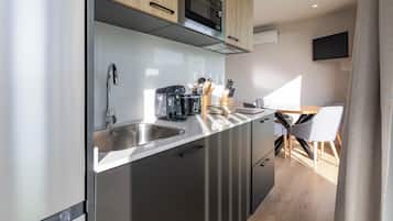 Frigorífico, microondas, placa de cocina y cafetera o tetera