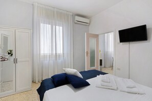 1 bedroom, iron/ironing board, free WiFi, bed sheets - Guest House 'Love Stabia' with Private Terrace, Wi-Fi and Air Conditioning (Castellammare di Stabia)