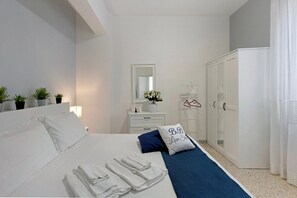 1 bedroom, iron/ironing board, free WiFi, bed sheets - Guest House 'Love Stabia' with Private Terrace, Wi-Fi and Air Conditioning (Castellammare di Stabia)