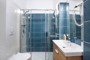 Shower, hair dryer, towels