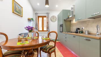 Fridge, oven, stovetop, coffee/tea maker