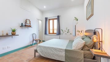 1 habitación, tabla de planchar con plancha, wifi gratis y ropa de cama