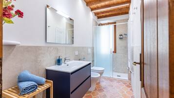 Dusch, hårtork och handdukar