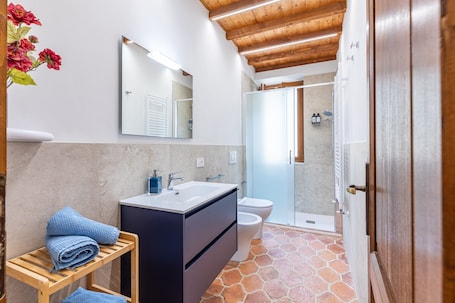Shower, hair dryer, towels. Casa 'Gavì' with Air Conditioning
