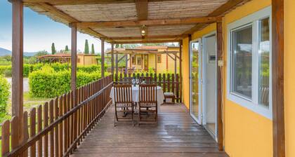 Bungalow 'Sole2' mit Gemeinschaftspool, privater Terrasse und Klimaanlage