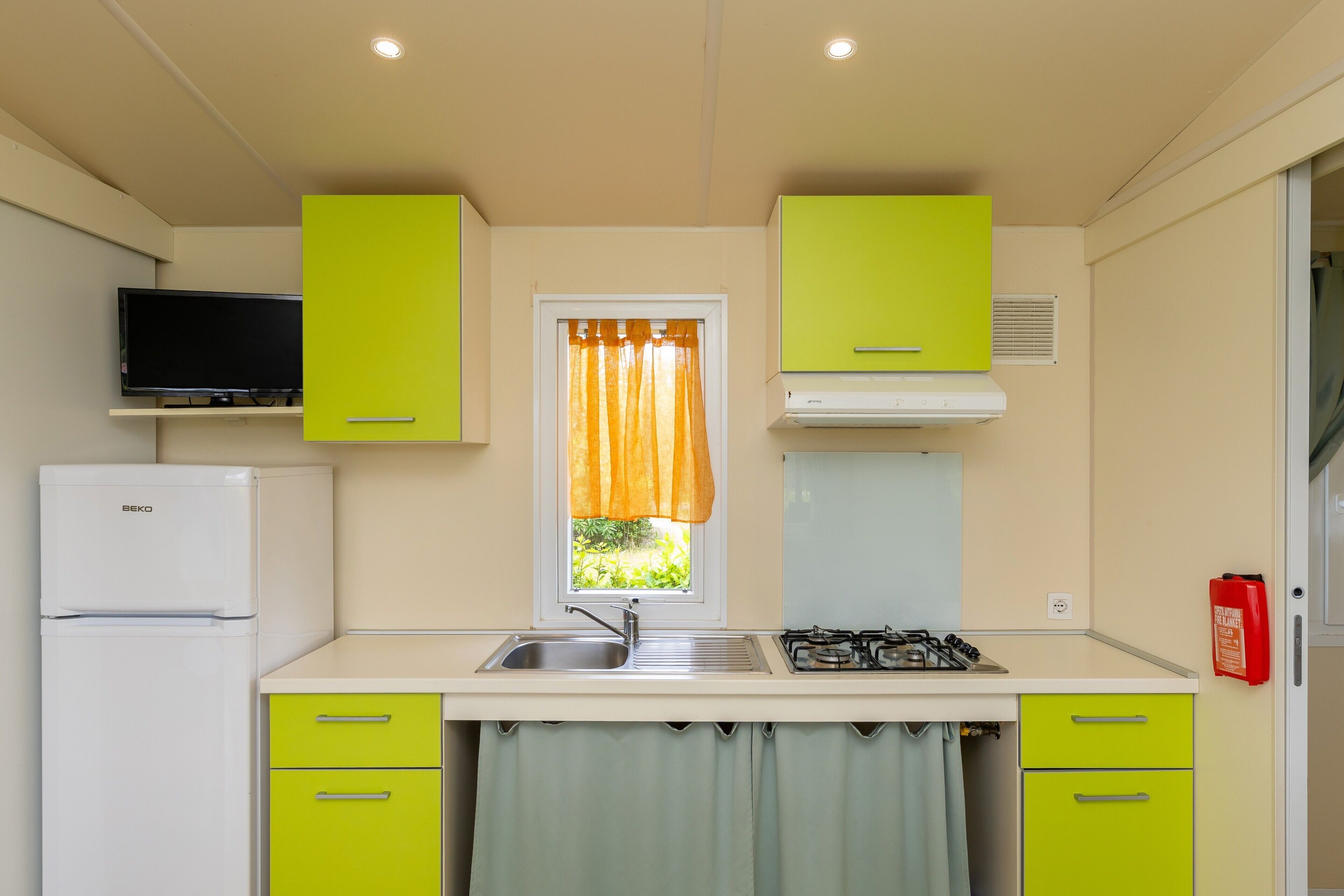 Een koelkast, een kookplaat, een kinderstoel