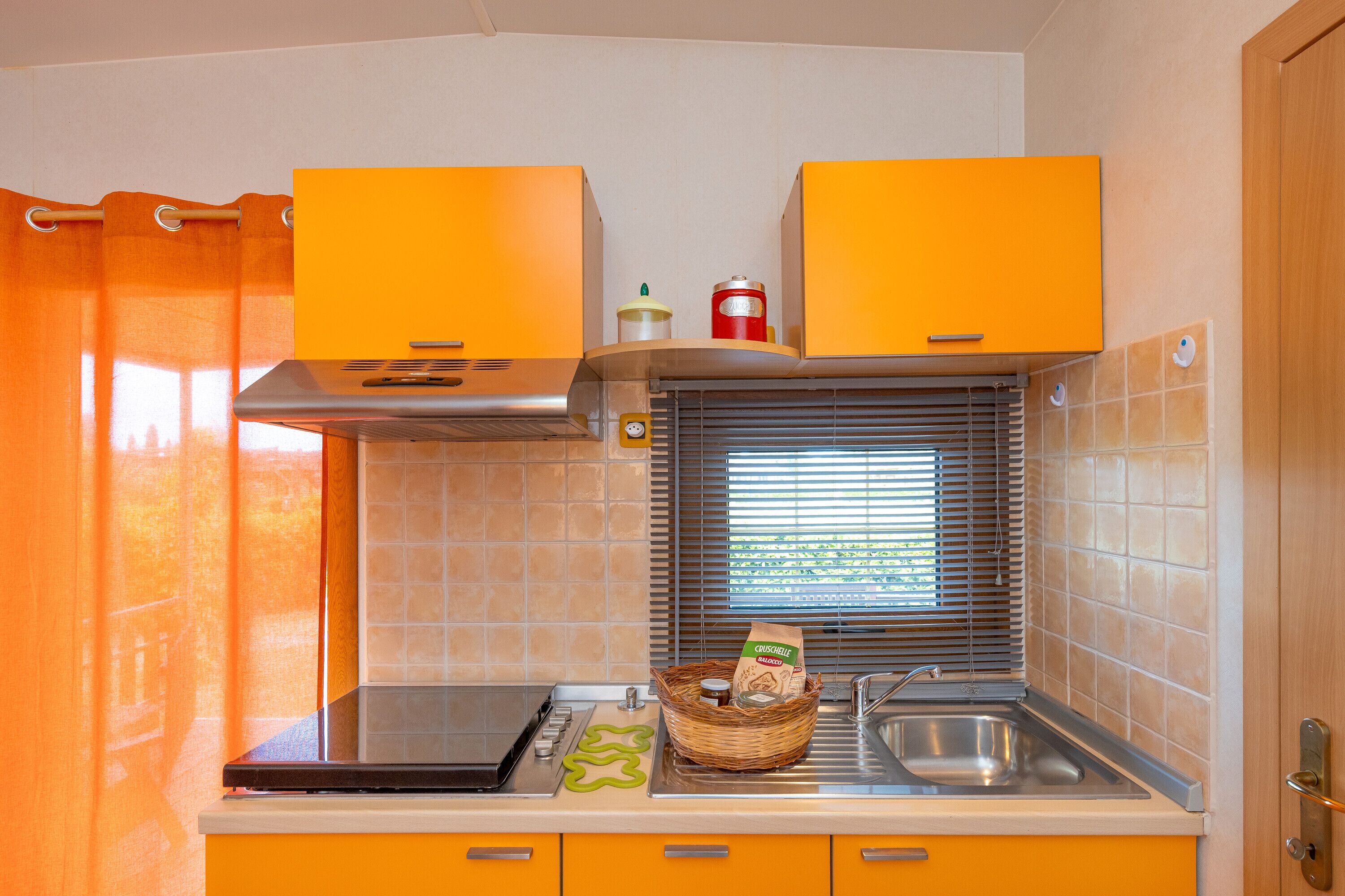 Réfrigérateur, plaque de cuisson, chaise haute