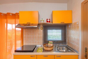 Jääkaappi, liesi, syöttötuoli, keittoastiat/astiat/ruokailuvälineet