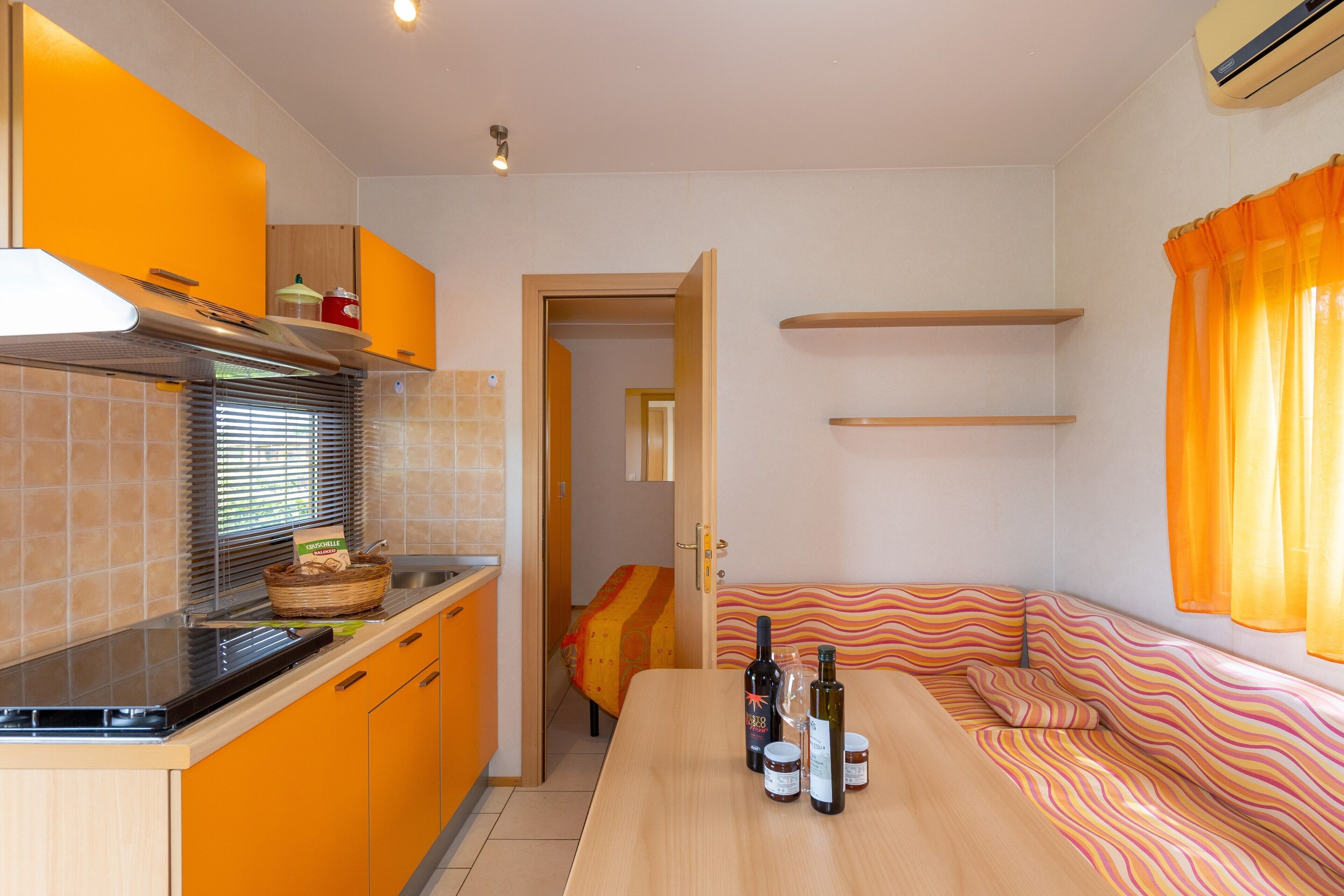 Kylskåp, spishäll, barnstol och grytor/köksredskap