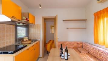 Kylskåp, spishäll, barnstol och grytor/köksredskap