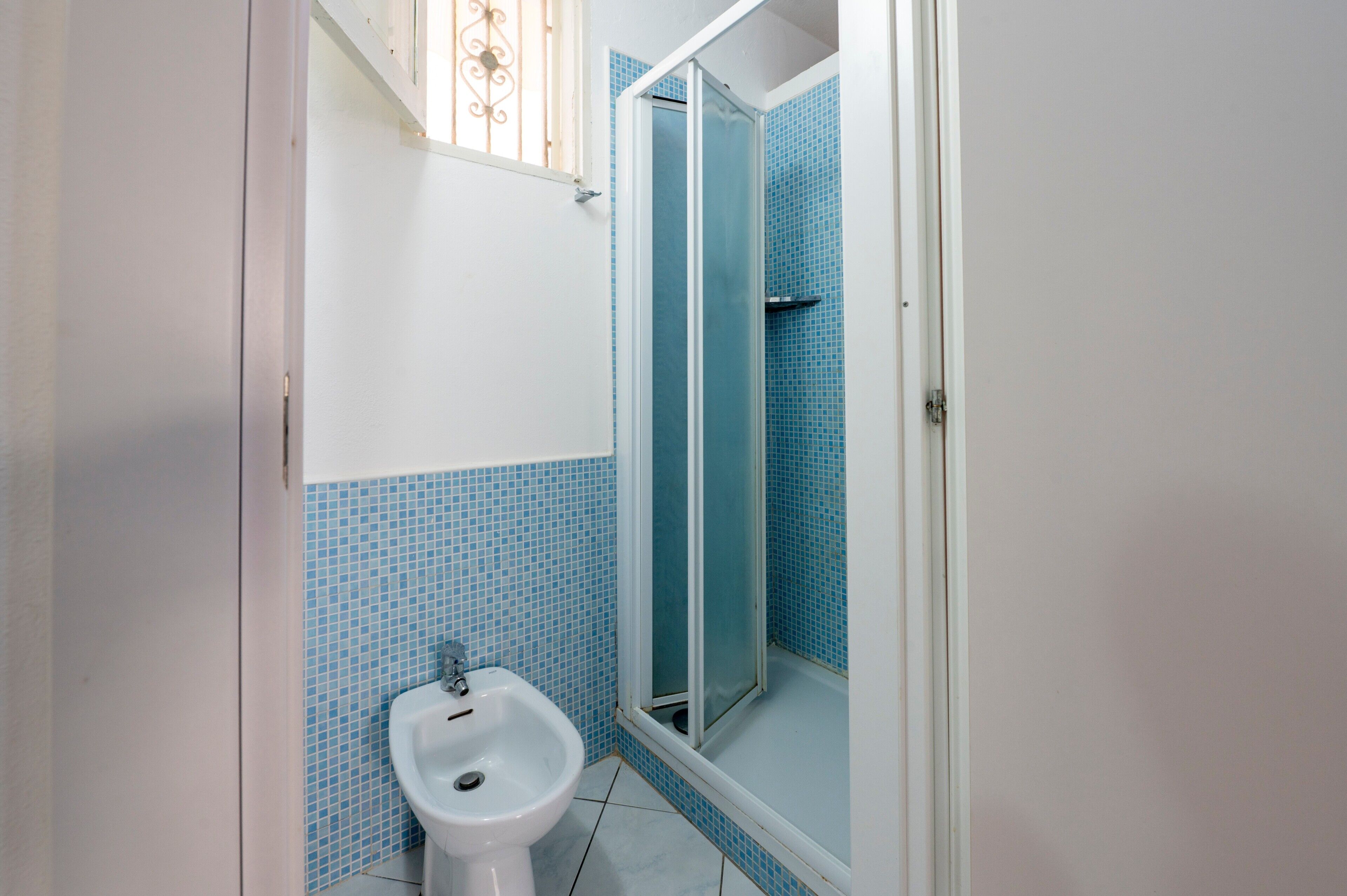 Douche, sèche-cheveux, serviettes fournies