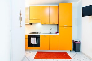 Fridge, oven, stovetop, cookware/dishes/utensils