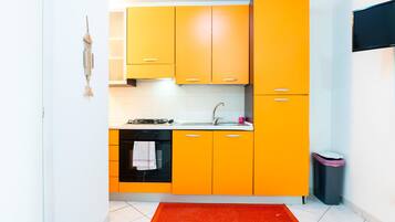 Kühlschrank, Ofen, Herdplatte, Kochgeschirr/Geschirr/Besteck