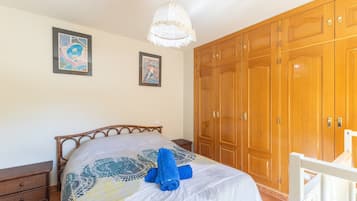 10 bedrooms, iron/ironing board, free WiFi, bed sheets