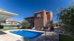 A swimming pool, a brick house, and outdoor seating. - Holiday Home 'Villa Pilara - Brunete' with Private Pool, Wi-Fi and Air Conditioning (Brunete)