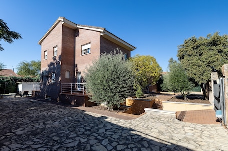 Exterior. Holiday Home 'Villa Pilara - Brunete' with Private Pool, Wi-Fi and Air Conditioning