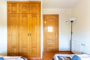 10 bedrooms, iron/ironing board, free WiFi, bed sheets