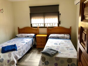 9 Schlafzimmer, Bügeleisen/Bügelbrett, kostenloses WLAN, Bettwäsche