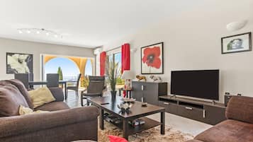 TV, caminetto, tavolo da ping pong