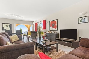 TV, lareira, mesa de pingue-pongue