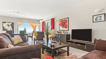 Een televisie, een open haard en een tafeltennistafel