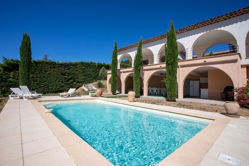 Villa 'Cabri 5 Chambres Piscine' with Sea View, Wi-Fi and Air Conditioning