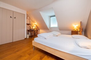 6 bedrooms, iron/ironing board, free WiFi, bed sheets