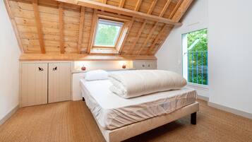 6 bedrooms, iron/ironing board, free WiFi, bed sheets