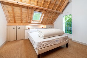 6 bedrooms, iron/ironing board, free WiFi, bed sheets