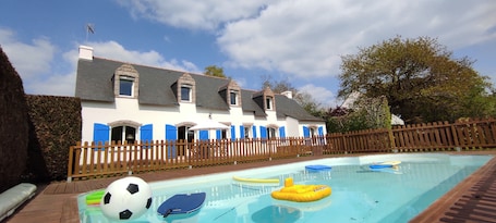 Piscine. Maison de vacances 'Madig Azul Maison Piscine Chauffée' avec piscine privée, terrasse et Wi-Fi