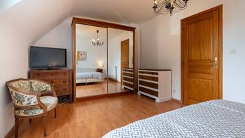 3 makuuhuonetta, silitysrauta/-lauta, ilmainen Wi-Fi