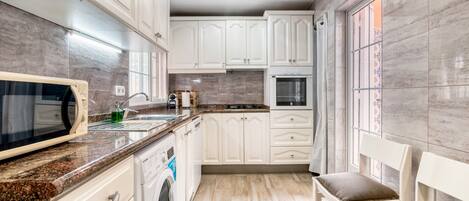 Een koelkast, een magnetron, een oven, een kookplaat