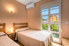 4 bedrooms, bed sheets