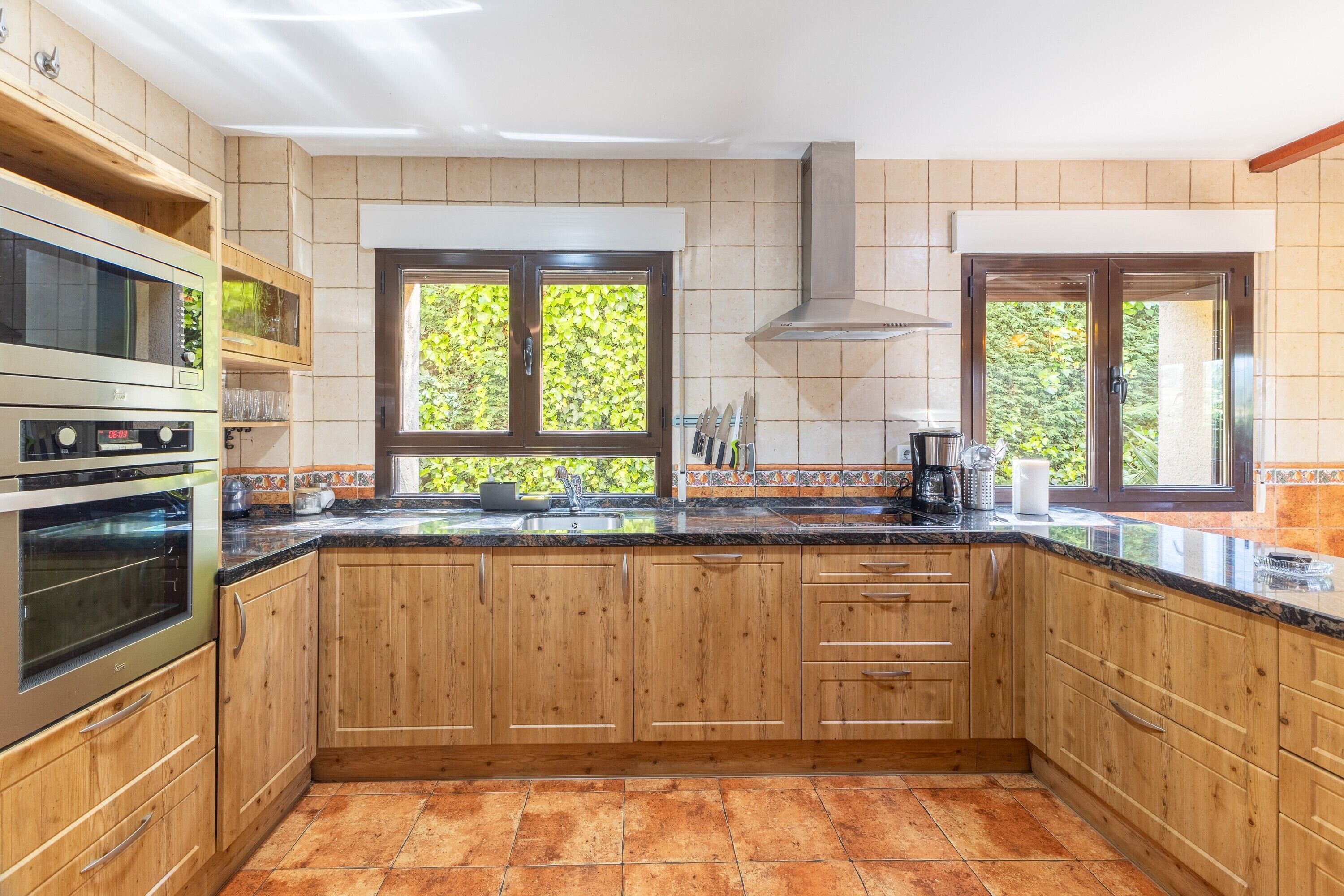 冷蔵庫、電子レンジ、オーブン、コンロ