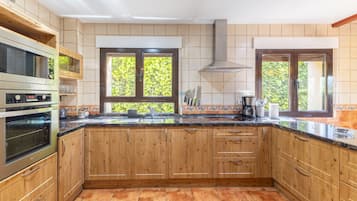 Een koelkast, een magnetron, een oven, een kookplaat