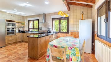 Een koelkast, een magnetron, een oven, een kookplaat