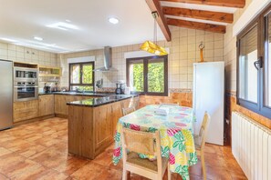 Fridge, microwave, oven, stovetop - Villa 'Arboleda' with Mountain View, Private Pool and Wi-Fi (La Losa)