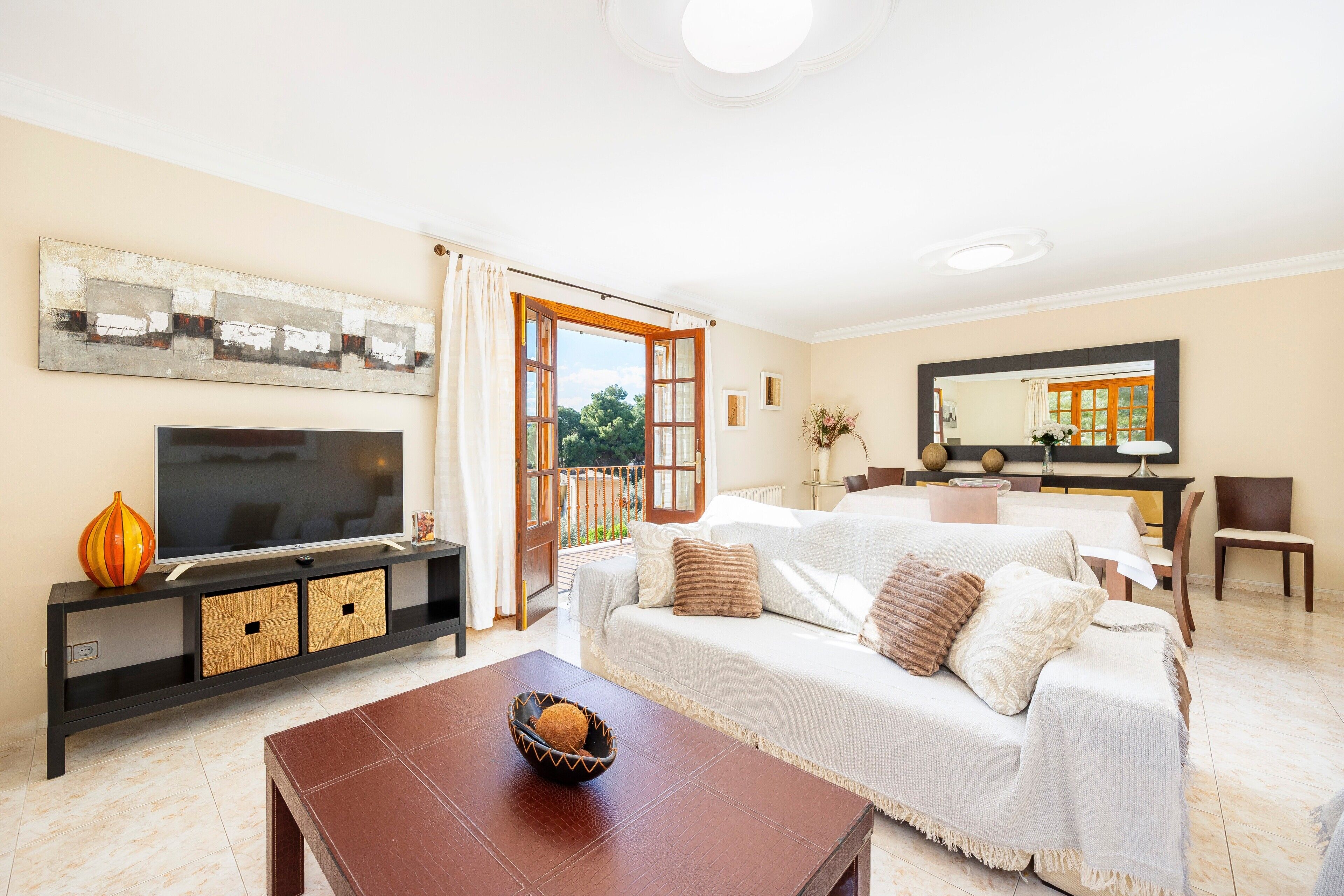 Tv och ett bordtennisbord