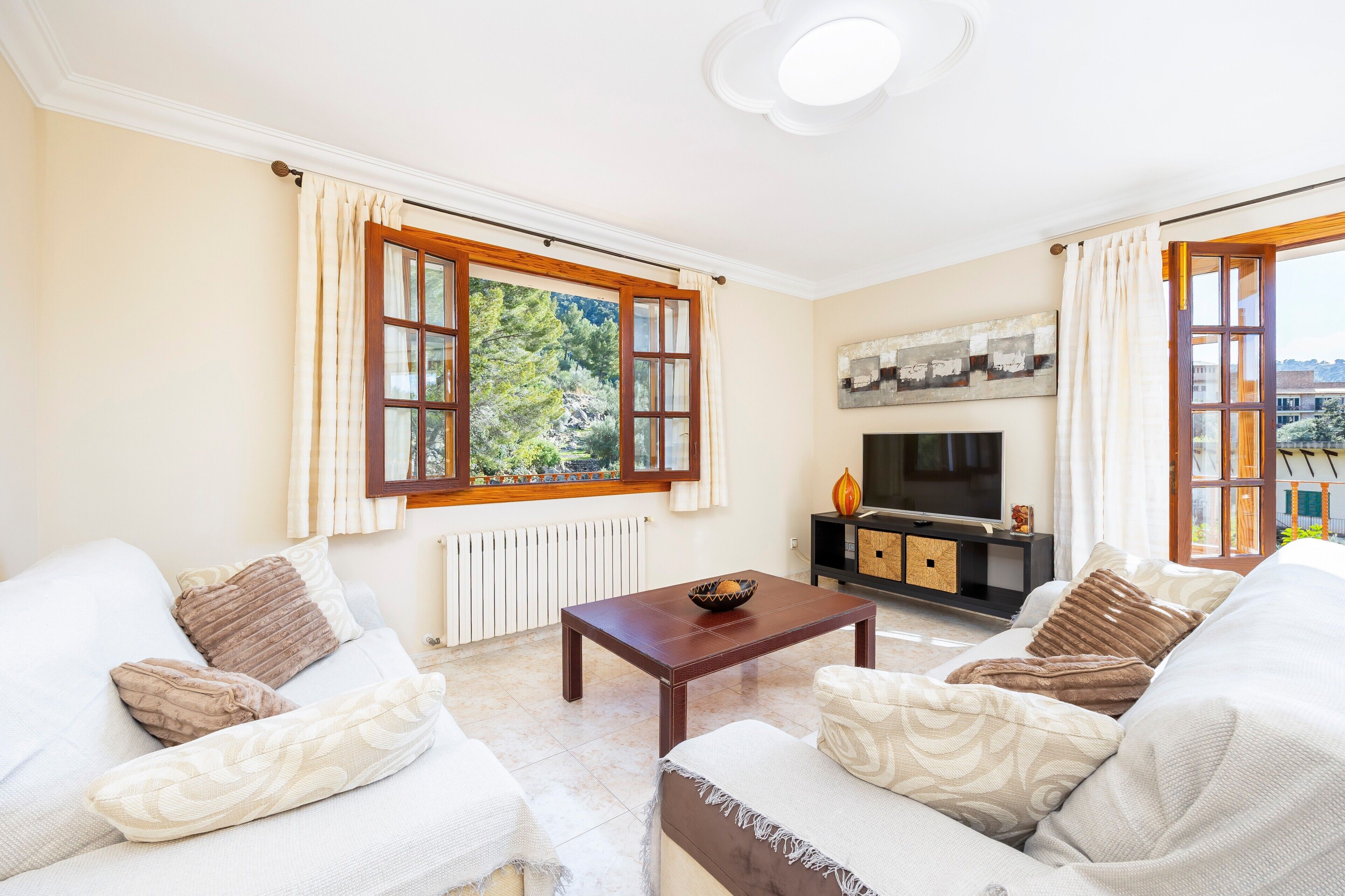 Tv och ett bordtennisbord