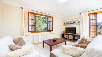 Tv och ett bordtennisbord