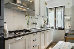 Een koelkast, een microgolfoven, een oven, een kookplaat